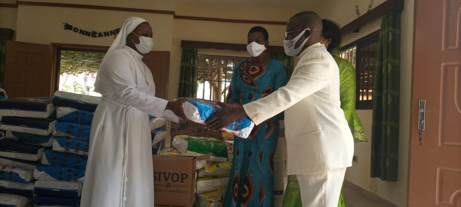 Covid19: l’association Femmes d’actions offre des kits à la Pouponnière Sainte Claire de Tokoin