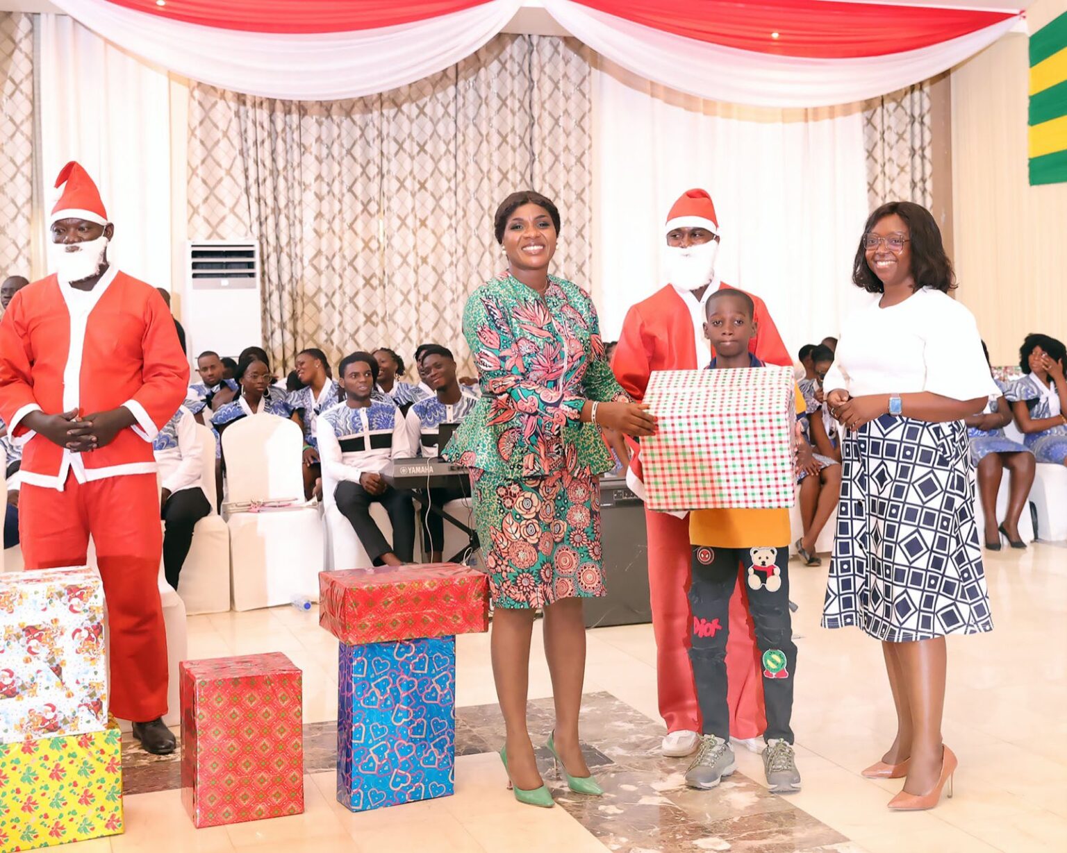 Noël : Faure Gnassingbé offre de kits alimentaires et jouets aux enfants du personnel de la présidence