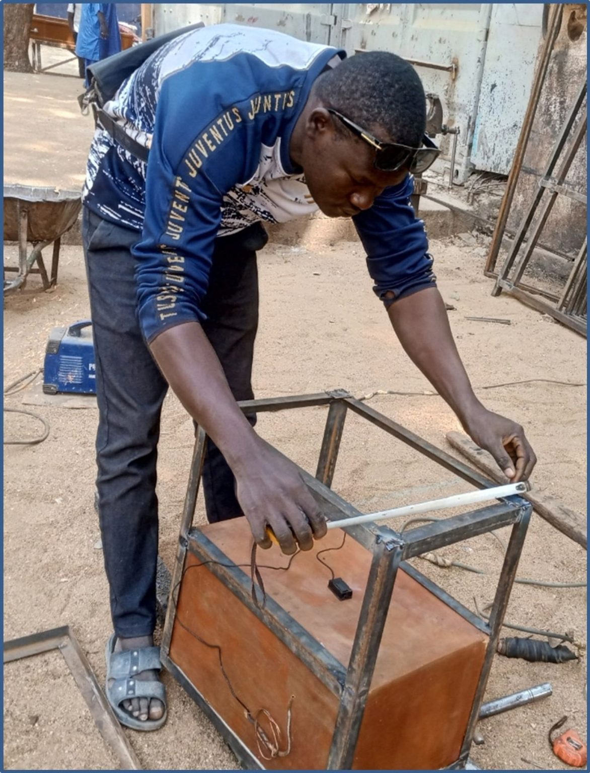 Un Camerounais conçoit un frigo solaire en argile