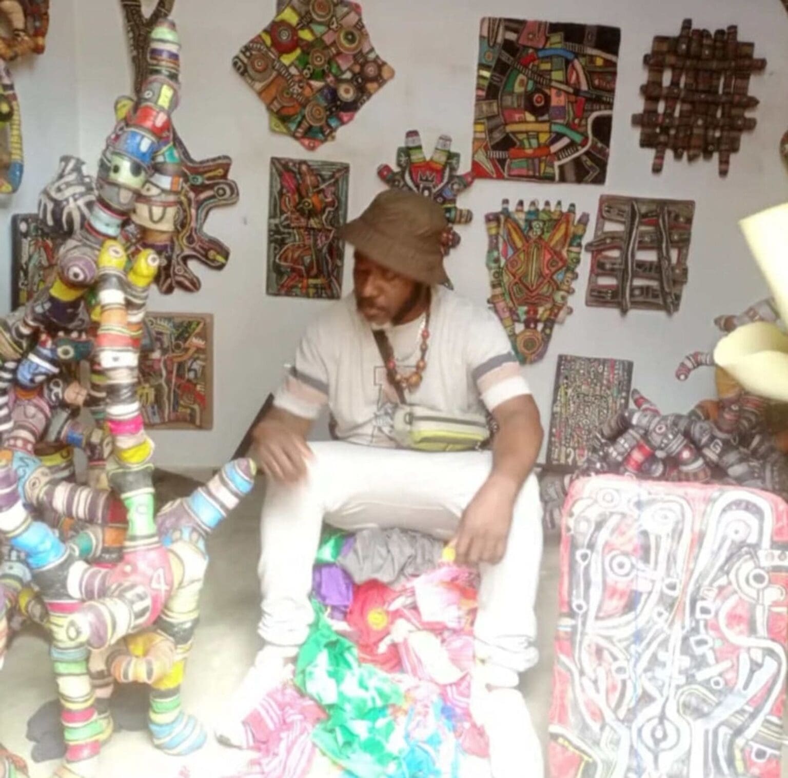 Un Togolais transforme les tissus usés en œuvres artistiques