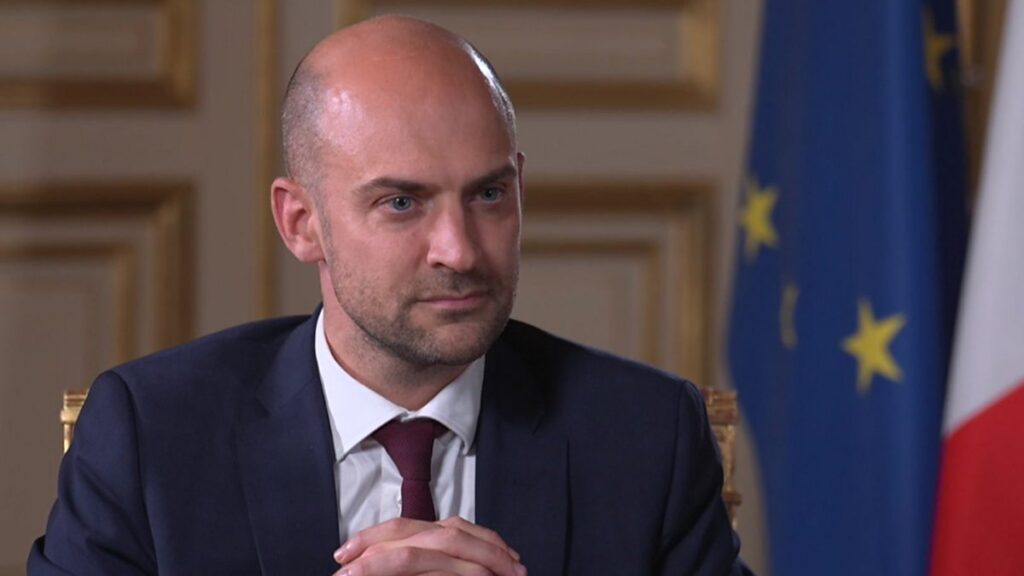 Détention de deux réalisateurs français au Togo : Jean-Noël Barrot assure suivre la situation « avec beaucoup d’attention »