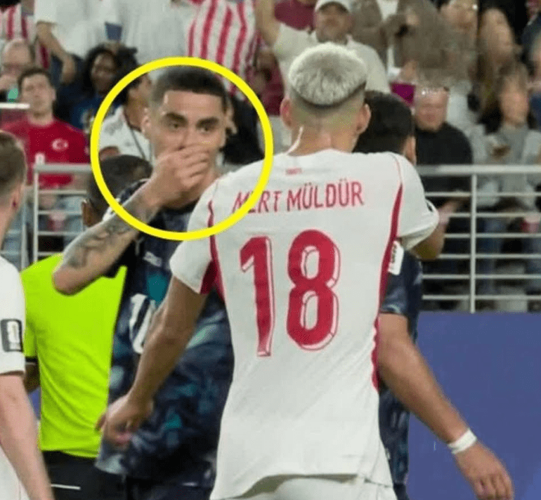 Mondial 2026 : un carton rouge historique pour avoir masqué sa bouche en plein match
