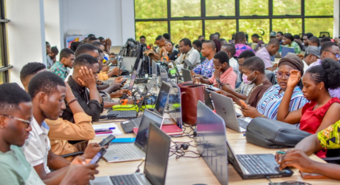 Métiers du numérique : plus de 100 jeunes en formation grâce au projet D-CLIC de l’OIF
