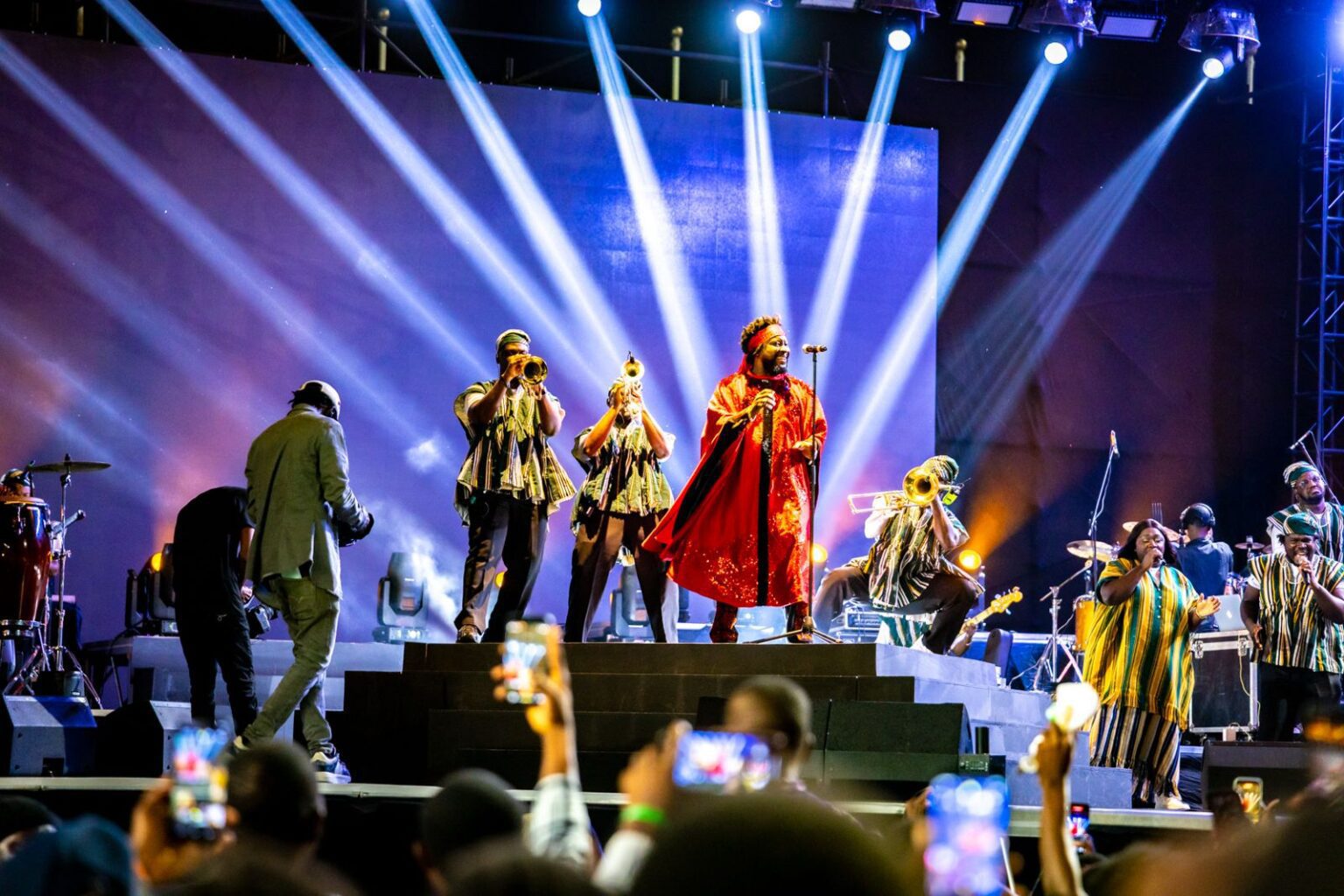 Glory Night 2026 : Sonnie Badu s’explique sur sa tenue rouge portée à Lomé