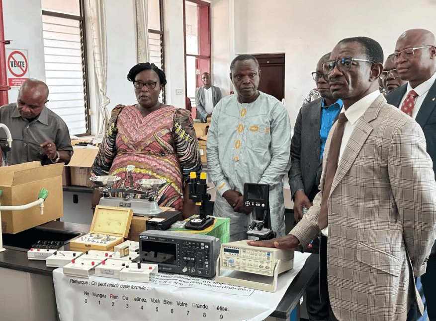 Le Togo équipe ses collèges et lycées scientifiques de tableaux interactifs et de laboratoires